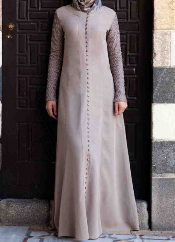 Gaun dengan kerah tinggi dan desain geometris